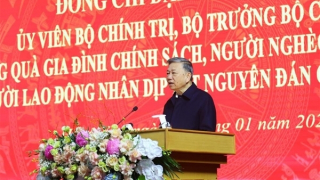 General To Lam visits and offers gifts to policy families and poor workers in Hung Yen