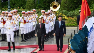 Mongolian President warmly welcomed in Hanoi on State visit to Vietnam