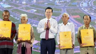 President attends “Spring in border areas warms people’s hearts” programme in Kien Giang