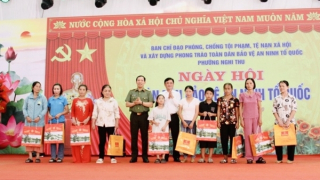 Deputy Minister Le Van Tuyen attends “All People Protect National Security” Festival in Nghe An