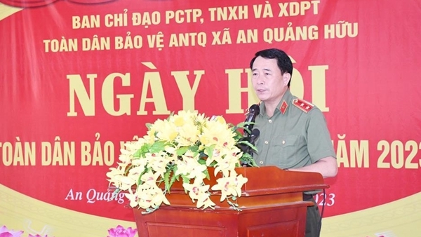 Deputy Minister Le Quoc Hung attends “All people to protect national security” festival in Tra Vinh