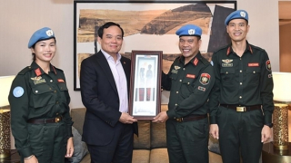 Deputy Prime Minister Tran Luu Quang meets with peacekeepers working in South Sudan