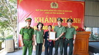 Quang Tri Provincial Police Department hands over gratitude house to public security martyr’s family