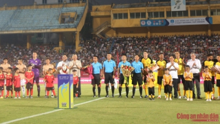 Hanoi Police Club beats legendary Brazilian footballers in a friendly match