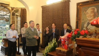 Minister To Lam pays Tet visits Tet to former and late leaders of Party and State