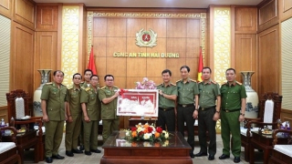 Lao police visit Hai Duong Provincial Police Department