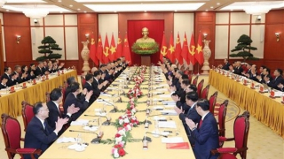 Vietnamese, Chinese Party leaders hold talks