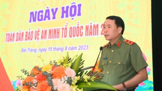 Deputy Minister Le Quoc Hung attends “All people protect national security” festival in Bat Trang