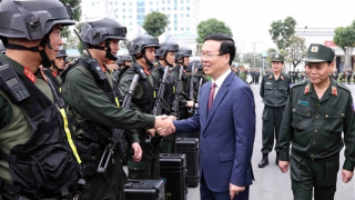 State President Vo Van Thuong inspects combat readiness at the Security Guard Command and the Mobile Police Command