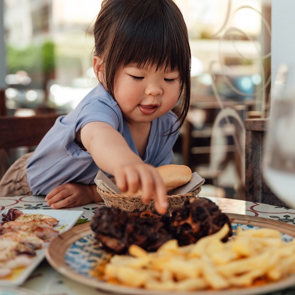 Tại sao Toddler lại nghĩ thức ăn trên đĩa của tôi ngon hơn của cô ấy?