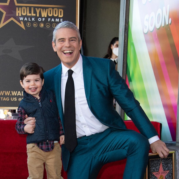 Con trai của Andy Cohen không thể ngừng cười sau khi nhìn thấy cha trên bìa tạp chí