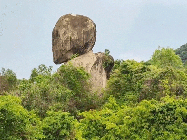 Có hay không cái khối đá trong hình?