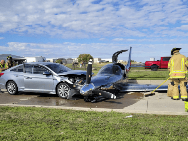 Máy bay hạ cánh khẩn cấp, đâm sầm vào xe hơi ở Texas