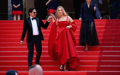 Jennifer Lawrence 'muối mặt' giải thích lý do đi dép xỏ ngón tại thảm đỏ Cannes 2023