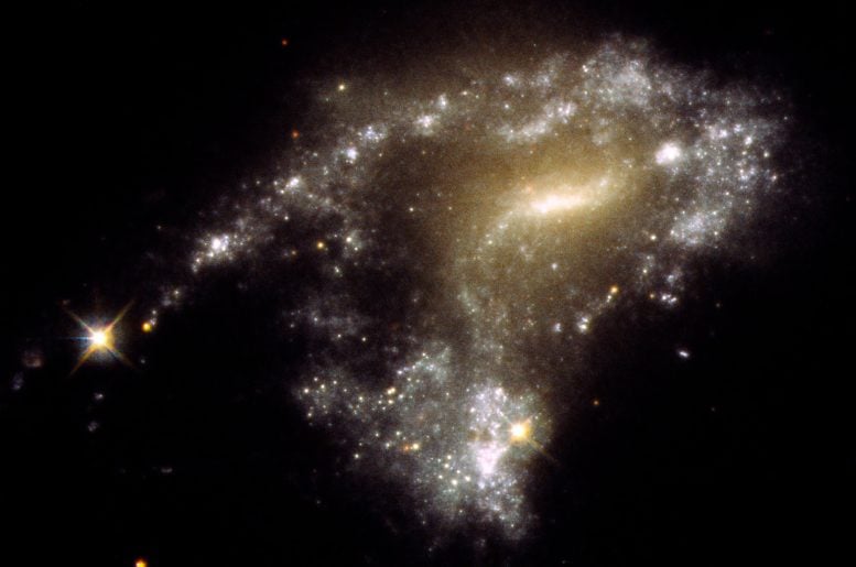 Các thiên hà va chạm, các ngôi sao thức tỉnh: Tiết lộ đáng kinh ngạc của Hubble