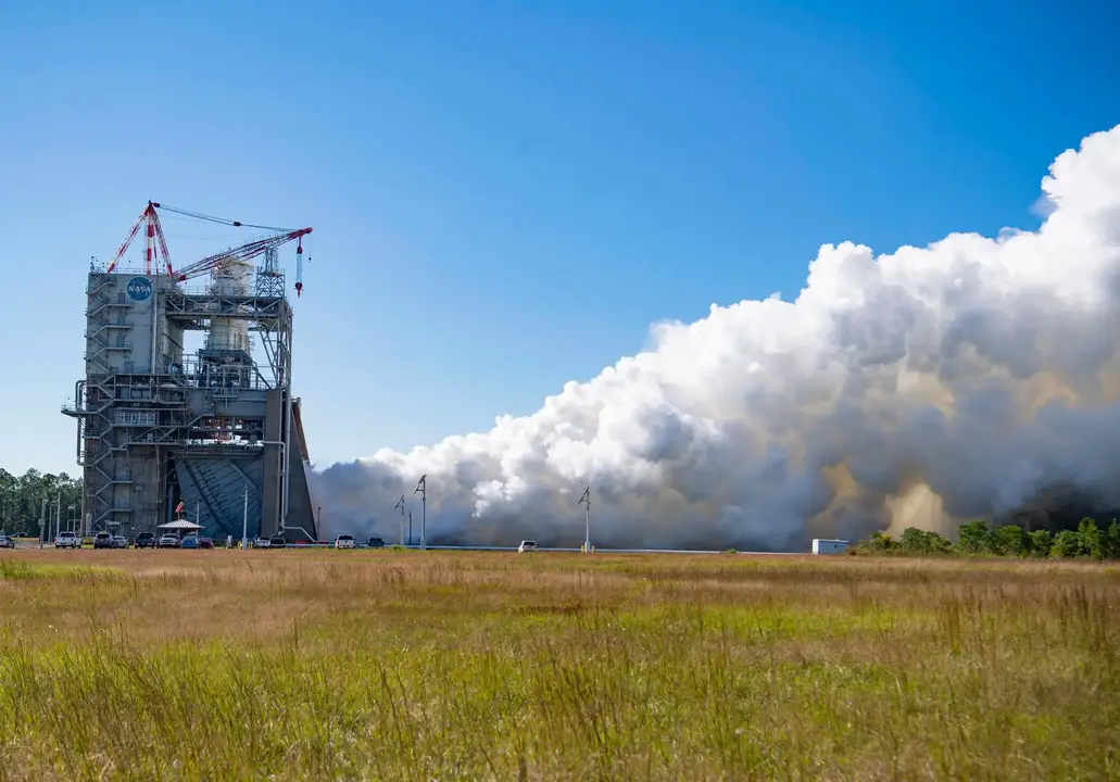 Vụ nổ xa hơn: NASA tiến hành thử nghiệm động cơ RS-25 mới cho các sứ mệnh trên mặt trăng