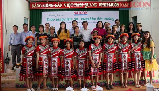 SGGP Newspaper hands over scholarships to poor students in Lam Dong