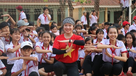 Female leader of the trash clean-up team