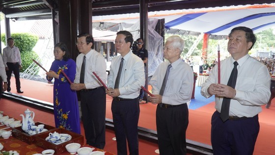 President Vo Van Thuong solemnly offers incense to heroic martyrs in Con Dao