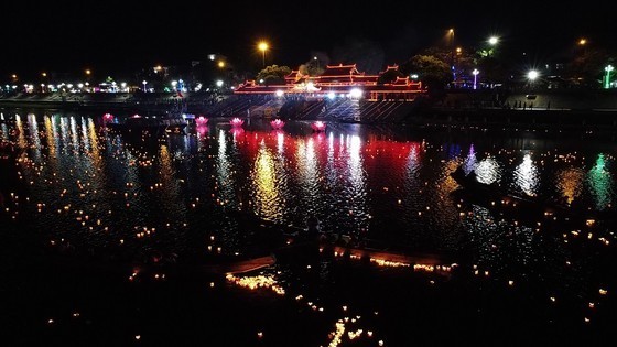 Floating lantern ceremony marking invalids, martyrs’ day held in Quang Tri