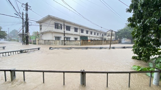 Rainfall-triggered landslide blocks Hai Van Pass, flooding prompts evacuations