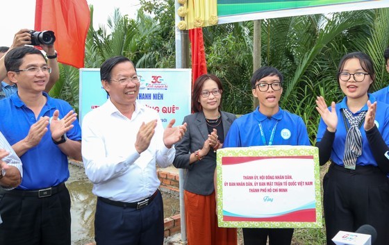 HCMC’s leaders visit volunteers in Ben Tre’s front