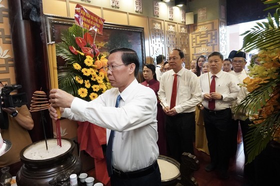 HCMC leaders offer incense, flowers in memory of President Ton Duc Thang