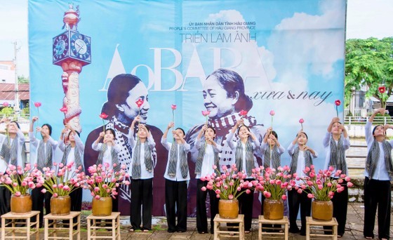 Photo exhibition honoring traditional Vietnamese blouse opens in Hau Giang