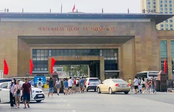 VN tourists allowed to drive private cars to China through Mong Cai Border Gate