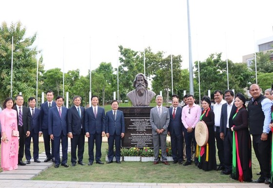 Statue of Indian literary celebrity Tagore inaugurated in Bac Ninh