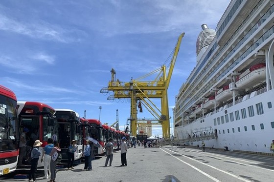 Cruise ship brings 1,700 international tourists to Da Nang