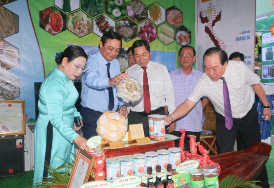 Trade fair promoting OCOP products, specialties nationwide opens in Soc Trang