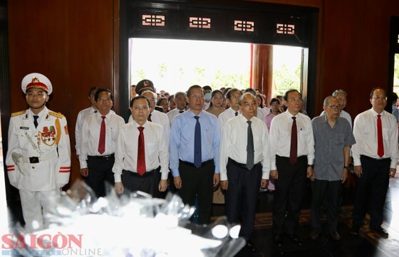 Party, State leaders pay tribute to President Ho Chi Minh, martyrs