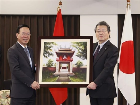 State President visits Kyushu University