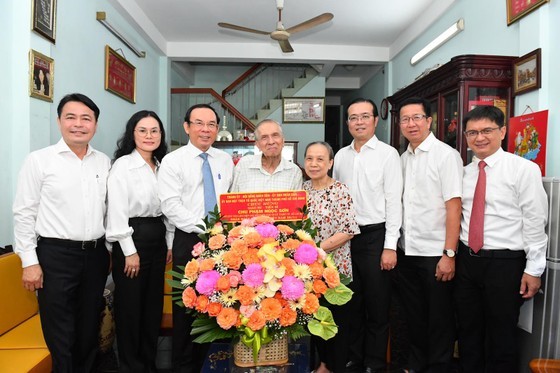 HCMC leaders extend best wishes to veteran teachers on their traditional day