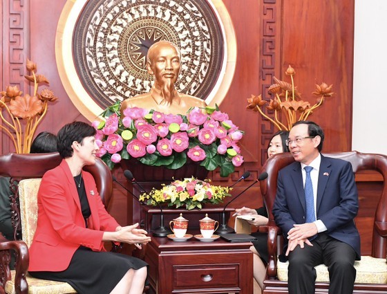 HCMC Party Chief receives newly-appointed Consuls General