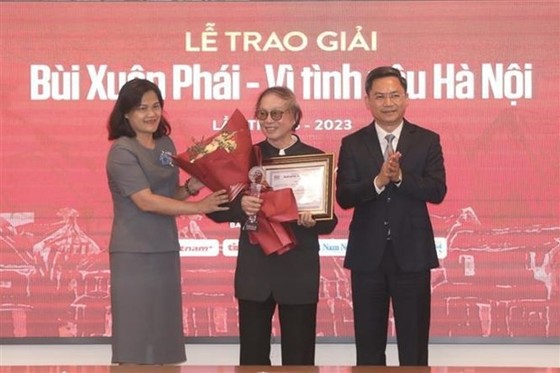 Bui Xuan Phai Awards honors filmmaker Dang Nhat Minh