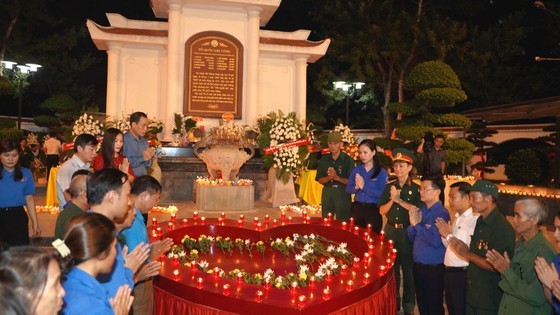 Candle lighting ceremony commemorating heroic martyrs held in Ha Tinh