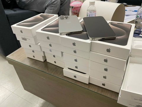 Two smuggling cases of iPhone 15 Pro Max to HCMC detected