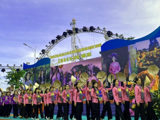 Nearly 4,500 women join ba ba blouse, Ao Dai parade in Can Tho