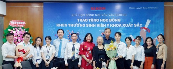 Nguyen Van Huong Scholarship gives VND200 mil to outstanding medical students