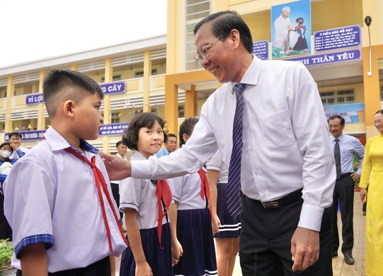 HCMC Chairman: Build field schools in populous districts