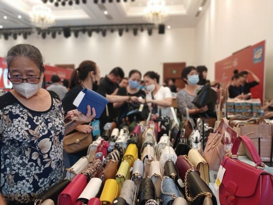 Thousands of customers flock to buy goods in city’s big flash sale