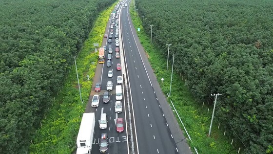 Traffic jam on Phan Thiet - Dau Giay expressway on 1st day of National Day break