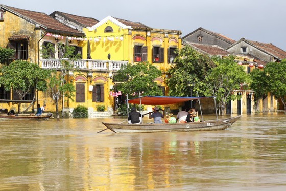 Foreign tourists enjoy exploring Hoi An during flooding