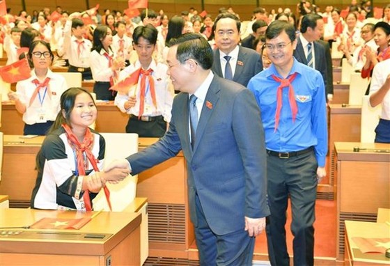 Top legislator attends first "Children's National Assembly" mock session