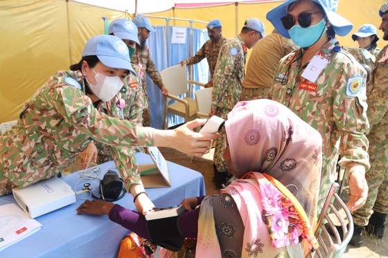 Vietnamese medical workers give free medical examinations to locals in Abyei