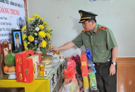 Major General Dinh Van Noi visits gun attack victims in Dak Lak