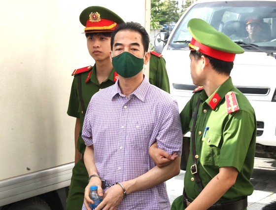 Former leaders involved in repatriation flights stand trial