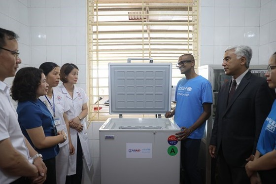 USAID, UNICEF donate 590 vaccine refrigerators to Vietnamese remote areas